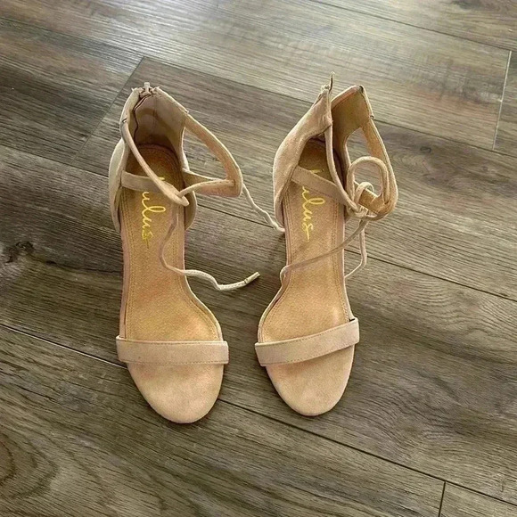 Lulus - Picture 1 of 4